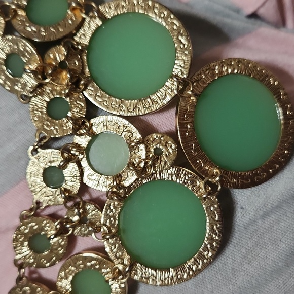 Green statement necklace vintage gold hoops - Picture 4 of 4
